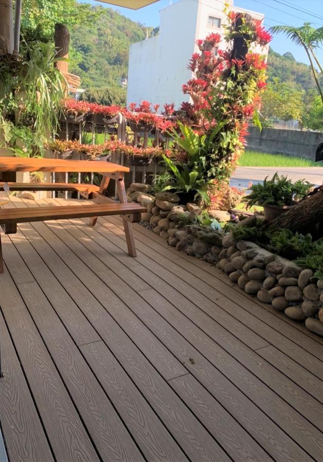 藴慢築 茶花藝主題民宿 Yun Man Zhu Homestay Gongguan Bagian luar foto