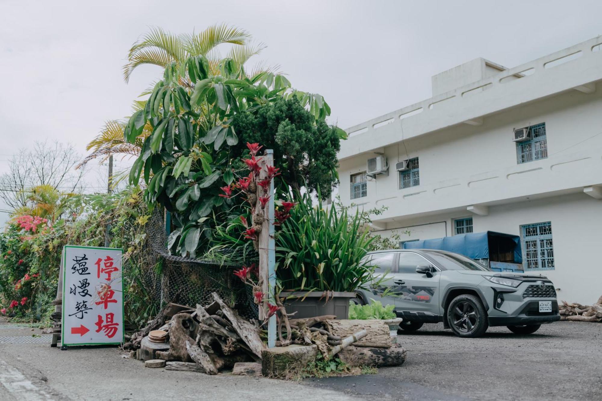 藴慢築 茶花藝主題民宿 Yun Man Zhu Homestay Gongguan Bagian luar foto